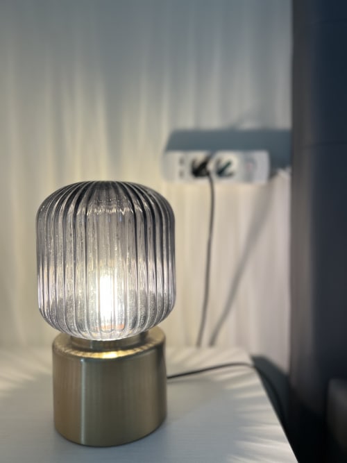 Lampada da tavolo in vetro rigato con base in ottone nell'appartamento The Quiet Bausan presso l'hotel Nestco Milano