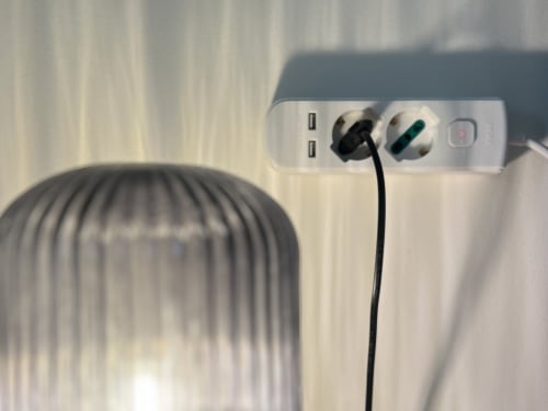 Multipresa con porte USB e cavo nero nell'appartamento Nestco Milano