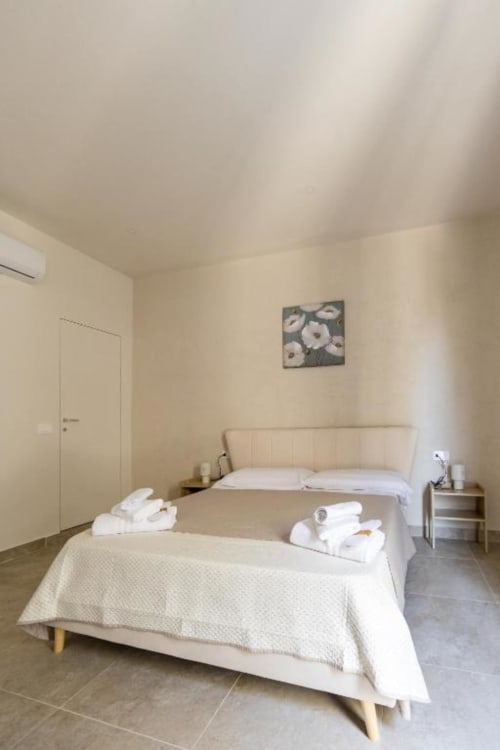 Spaciosa Camera King presso l'hotel O Miracolo Napoli a Napoli, con due letti, arredamento moderno e vista sulla città