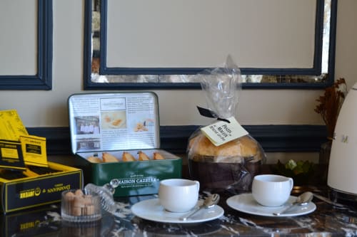 Petit-déjeuner à la Maison d'hôtes L'ODE A PIERRE à Dax : pâtisseries, produits Maison Cazelle et service de café