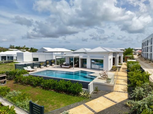 Villa de luxe Maly Blue au Moule, Guadeloupe : architecture blanche moderne, piscine à débordement et jardins entretenus