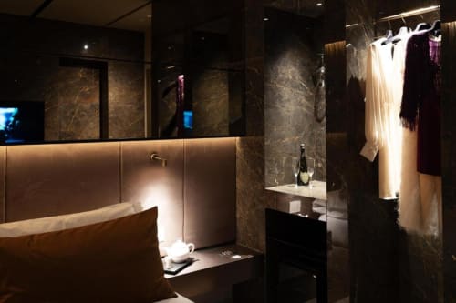 Lussuoso bagno nella King Room di Donna Filomena Suites Italy, con pareti in marmo scuro, illuminazione riscaldata e finiture premium