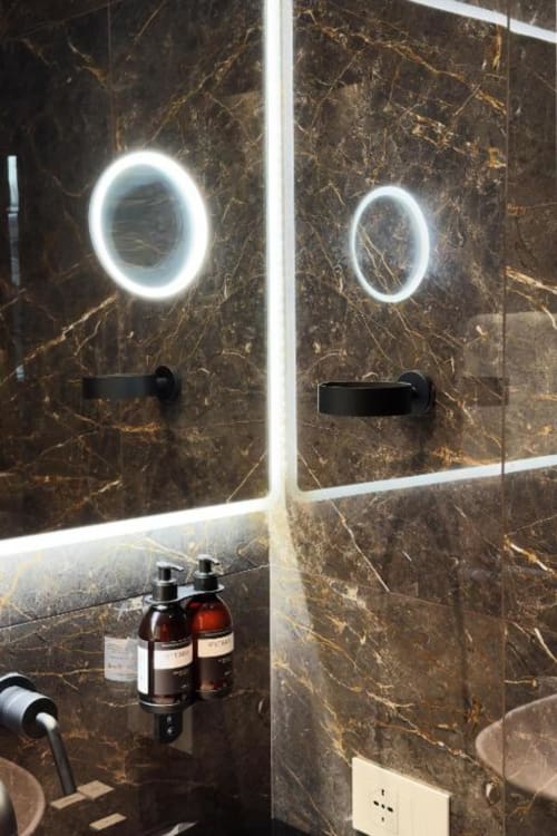 Lussuoso specchio da bagno a Donna Filomena con illuminazione LED, pareti in marmo scuro e prodotti balneari premium
