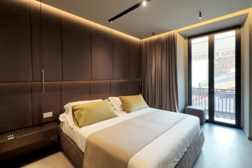Camera Deluxe con vista sulla città presso Donna Filomena Luxury Suites, testiera imbottita marrone, cuscini gialli, accesso al balcone