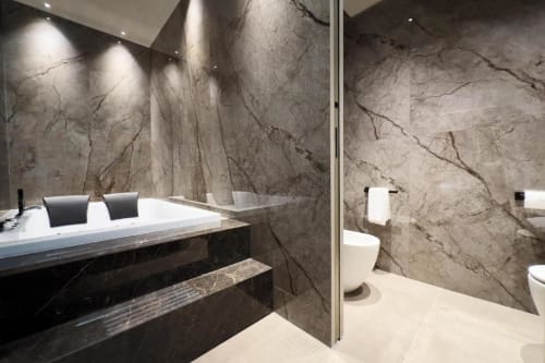 Lussuoso bagno moderno a Donna Filomena con pareti in marmo, doppio lavabo e finiture contemporanee