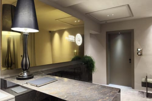 Reception di Donna Filomena Luxury Suites con elegante lampada nera e bancone in marmo nella boutique hotel italiana