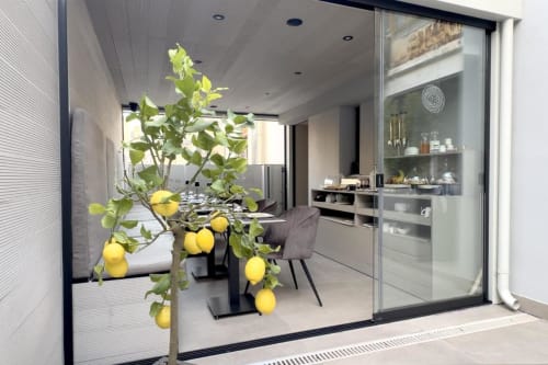 Zona pranzo moderna di Donna Filomena Luxury Suites con albero di limone, porte in vetro e cucina contemporanea in Italia