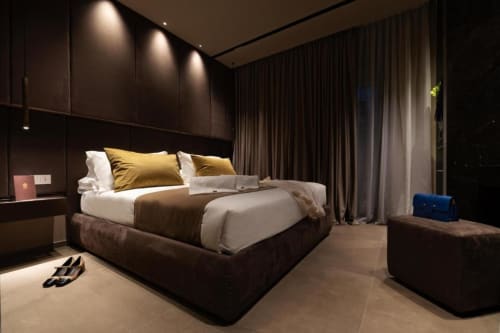 Lussuosa Suite Superior con letto Queen presso Donna Filomena in Italia: legno scuro, cuscini oro e vista sulla corte interna