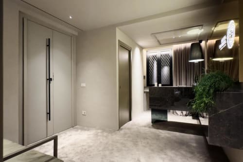 Elegante hall di lusso dell'hotel Donna Filomena Suites in Italia con reception sofisticata, illuminazione contemporanea e
