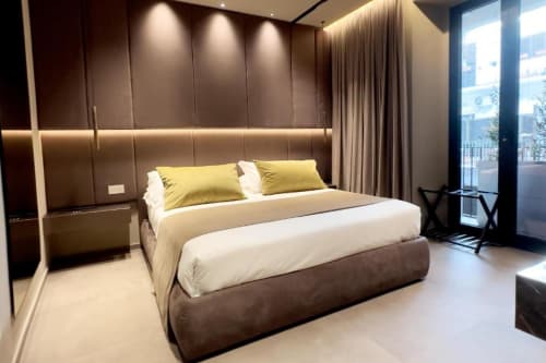 Suite Lusso Donna Filomena con letto queen, cuscini dorati, testata moderna, finestre a tutta altezza e interno