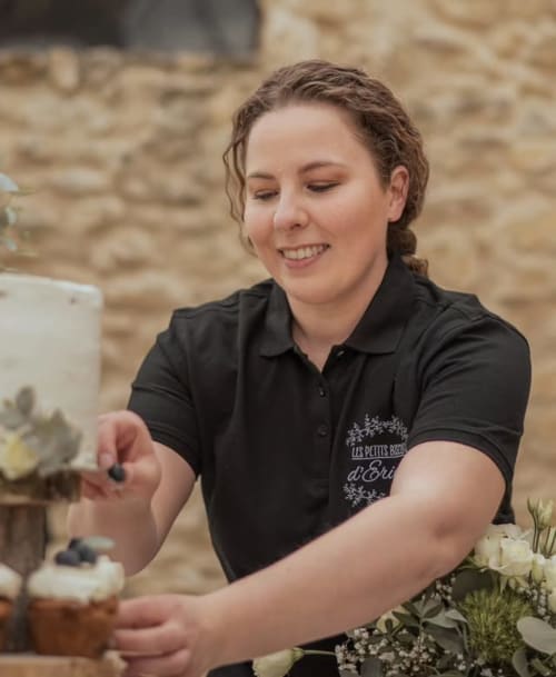Agent décorouillant des pâtisseries au Le chant des pins Lodges & Spas à Saint-Marc-Jaumegarde