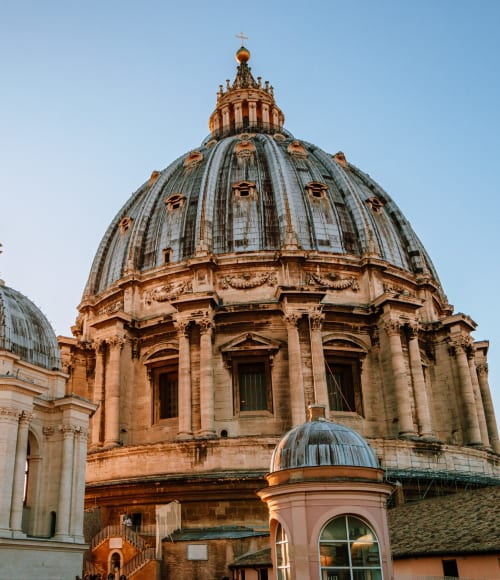 Cupola della Basilica di San Pietro a Roma vicino a Maritza Guest House, con architettura classica e cupola in rame