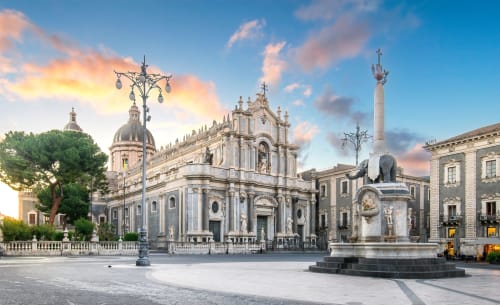 Piazza Duomo a Catania, Sicilia con la cattedrale barocca e la fontana dell'elefante - vicino a Donna Filomena Luxury Suites