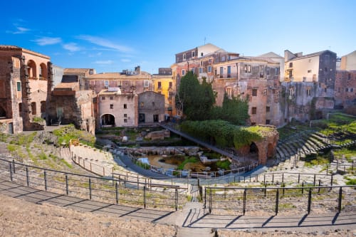 Rovine storiche e edifici colorati presso Donna Filomena Luxury Suites in Italia con teatro antico e canale navigabile