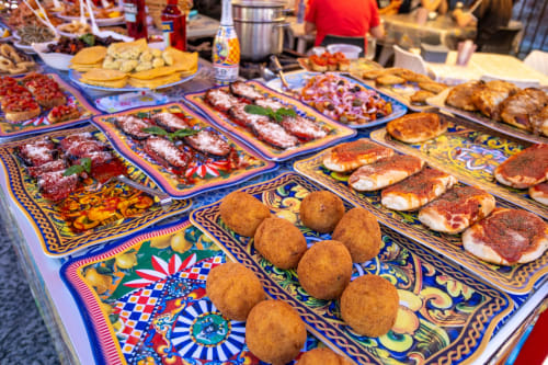 Piatti marocchini colorati con affettati, appetizer fritti e pasticceria presso Donna Filomena Luxury Suites in Italia.