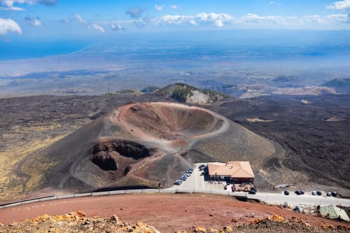 Vista aerea del cratere dell'Etna con il centro visitatori Donna Filomena Luxury Suites adagiato sui pendii vulcanici, Sicilia Italia