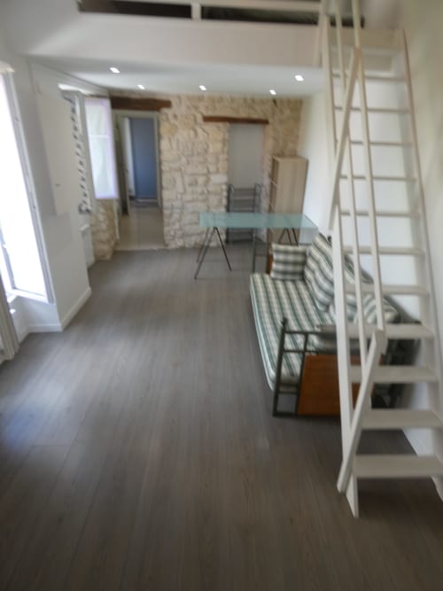 Spacieux appartement mezzanine Sci Ludji à Nanterre avec lit mezzanine, coin repas et parquet