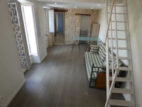 Spacieux appartement à Nanterre avec mezzanine, mobilier moderne, parquets et lumière naturelle