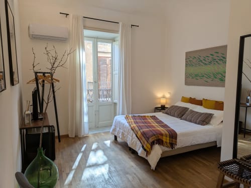 Camera luminosa in BnB del Parlamento Palermo con balcone, vista sulla città, aria condizionata e arredi moderni