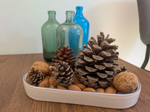 Composizione decorativa con pigne, noci e bottiglie di vetro vintage nella camera d'albergo a Palermo