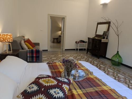 Spaziosa camera da letto presso BnB del Parlamento Palermo con letto, zona living, specchio e comfort moderni