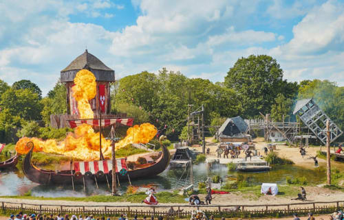 Navire viking en flammes lors d'une fête médiévale près de Pouzauges, France - événement de divertissement