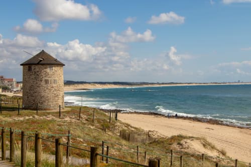 Moinho de pedra histórico nas dunas litorâneas com vista para a praia em Esposende, Portugal na House Park B&B