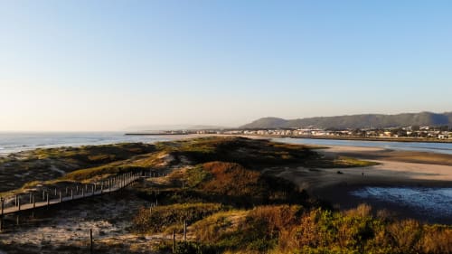 Passadiço à beira-mar e praia do House Park B&B em Esposende, Portugal com luz dourada do pôr do sol