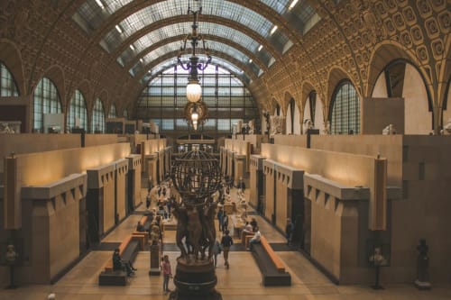 Grand hall du musée aux voûtes en berceau, sculptures et galeries voûtées à Lyon, France