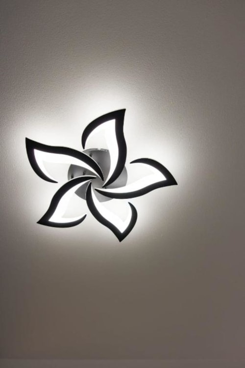 Elegante plafoniera a forma di foglia in bianco e nero nella Luna Double Room di La Maison Du Lion, boutique hotel a La Spezia