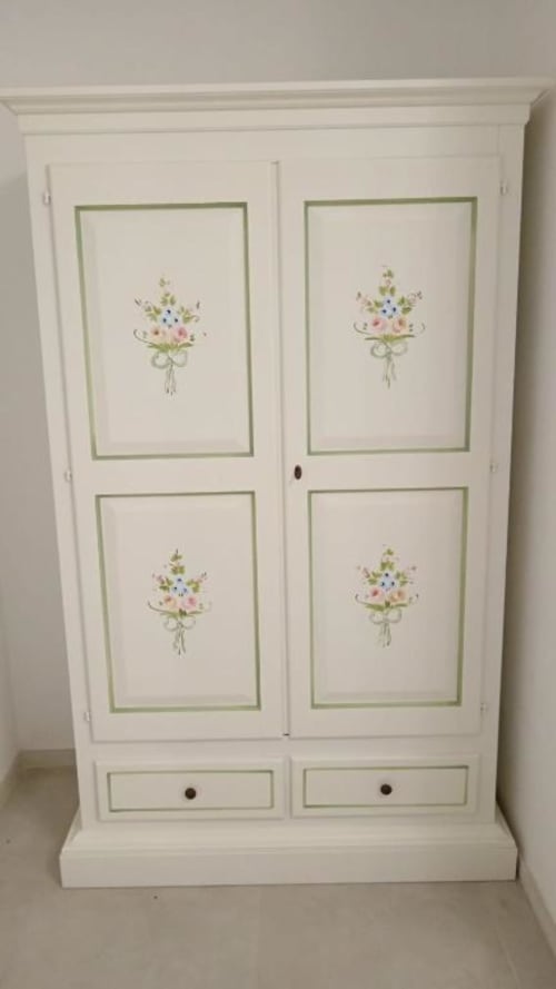 Armadio bianco con pannelli ricamati floreali e bordi verdi nella Luna Double Room di La Maison Du Lion, La Spezia