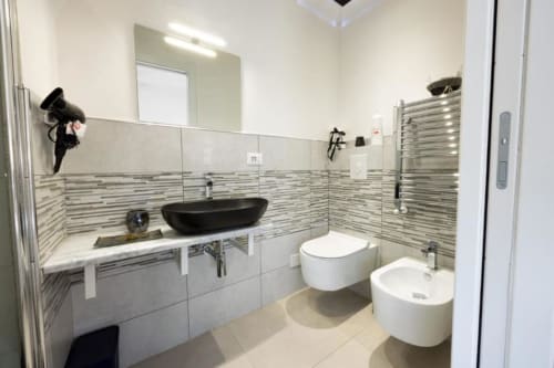 Bagno moderno a La Maison Du Lion a La Spezia con lavabo nero, bidet, wc, piastrelle decorate e riscaldamento
