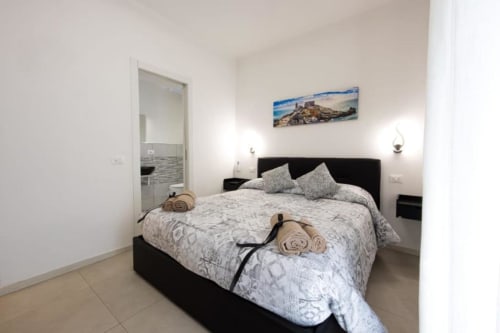Camera doppia Luna di La Maison Du Lion B&B a La Spezia, con letto nero e biancheria a motivi