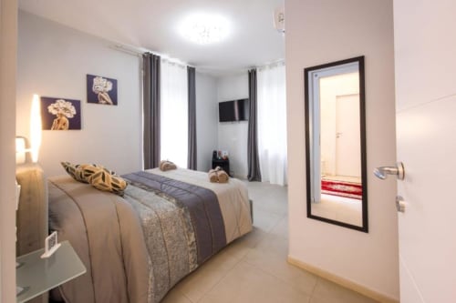 Camera Doppia Perla presso La Maison Du Lion B&B a La Spezia, Italia, con letto, TV a schermo piatto e arredi moderni