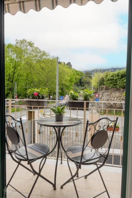 Sedute all'aperto sul balcone de La Maison Du Lion B&B a La Spezia con vista su giardino e montagne