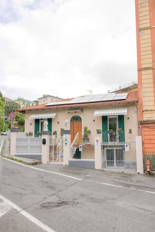 La Maison Du Lion B&B a La Spezia, Italia - affascinante cottage beige con persiane verdi e vista sul giardino