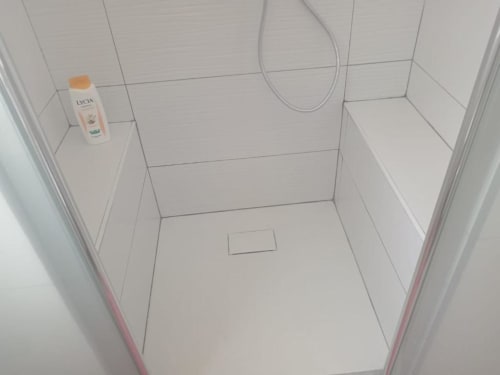 Moderno box doccia con piastrelle bianche nella camera Vittoria de La Maison Du Lion B&B, La Spezia, con articoli da toilette LYCIA e