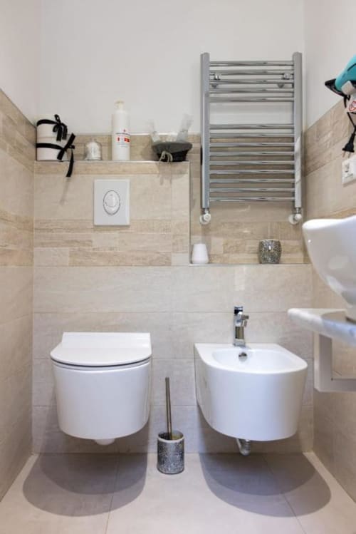 Bagno moderno nella camera Perla di La Maison Du Lion, La Spezia, con wc sospeso, bidet, scaldasalviette e