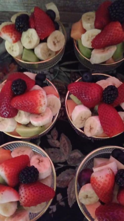 Ciotole di frutta fresca con fragole, banane e more presso La Maison du Lion B&B a La Spezia