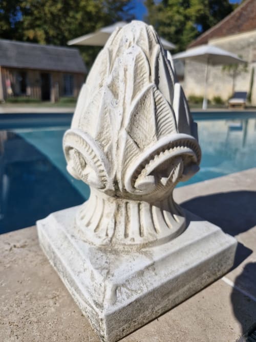 Sculpture de finiale en pierre décorée près de la piscine de l'hôtel-boutique Casa Pertica à Ceton, France