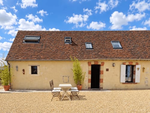 Casa Pertica, gîte en Provence, façade crème, toit en tuiles, espace jardin avec sièges
