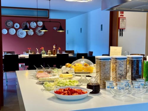 Exibição de buffet de café da manhã na Quinta Trindade em Arouca com frutas frescas, cereais e bebidas