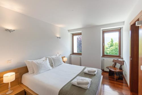 Quarto duplo luminoso na Quinta Trindade em Arouca com mobiliário em madeira, vistas de montanha e comodidades modernas