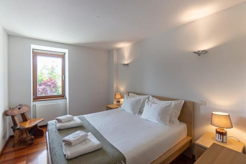 Quarto duplo luminoso na Quinta Trindade em Arouca com vista para a montanha, piso em madeira e janelas para o jardim