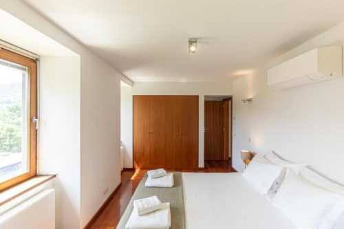 Quarto Double Superior na Quinta Trindade com guarda-roupa em madeira, vista para a montanha e comodidades modernas em Arouca