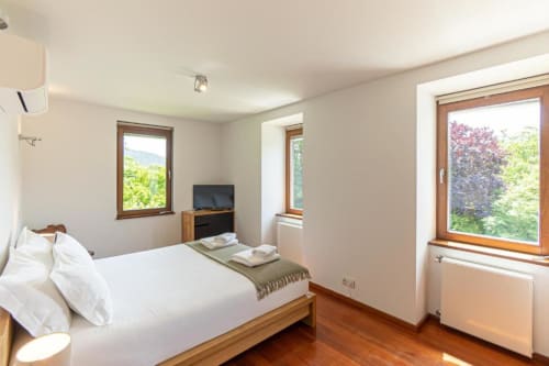 Quarto duplo superior na Quinta Trindade em Arouca com vistas para a montanha, assoalho em madeira e comodidades modernas incluindo TV