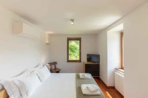 Quarto Duplo Superior Iluminado da Quinta Trindade com vista para a montanha, piso em madeira, TV e comodidades modernas em Arouca