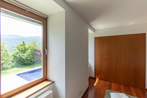 Quarto Duplo Superior na Quinta Trindade com vista para montanha, guarda-roupa em madeira, vista à piscina e paisagem de jardim em Arouca,