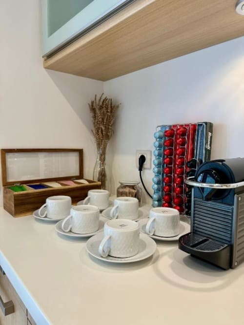 Estação de café com xícaras brancas e máquina Nespresso na Quinta Trindade em Arouca