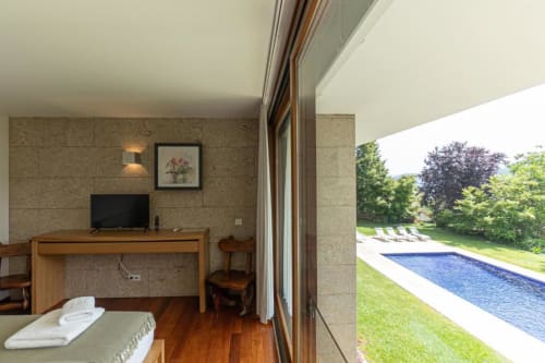 Quarto Duplo Deluxe na Quinta Trindade com piscina e vista para montanhas, secretária em madeira com TV e vista ao jardim